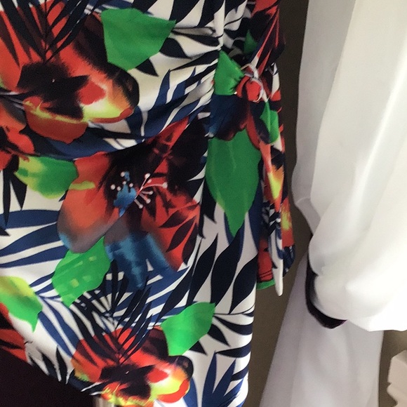 Multicolour top without sleeves like new condition - Picture 2 of 5